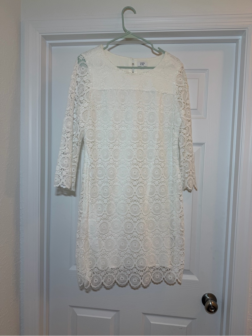 crown & ivy White Crochet Lace Long Sleeve Shift Dress